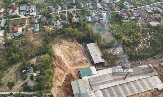 Nhà máy gạch của Công ty TNHH Duyên Hùng tại Bản Bánh, xã Thanh Xương, huyện Điện Biên hoạt động giữa khu dân cư. Ảnh: Thanh Bình