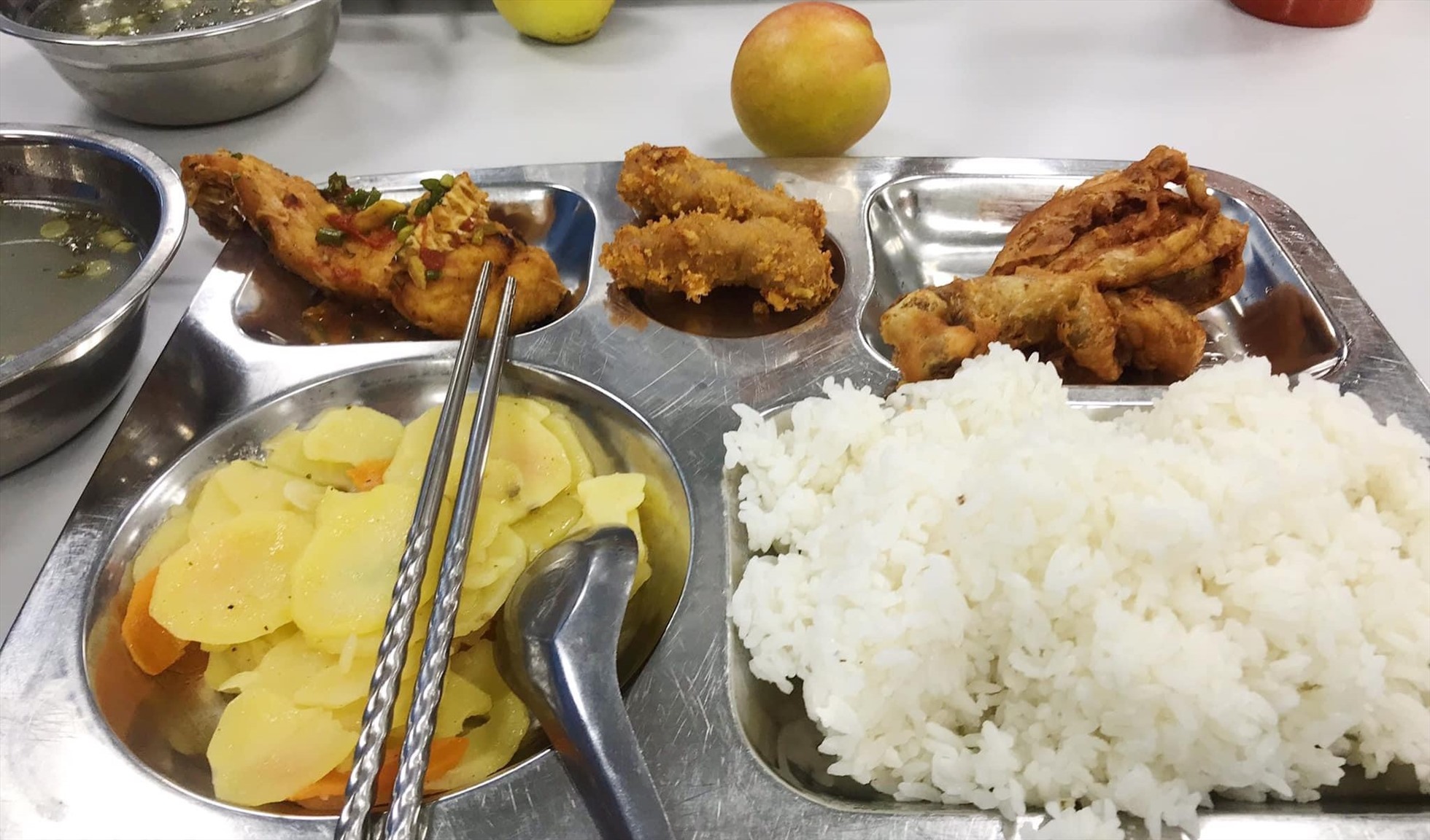 Hấp dẫn bữa ăn ca 66.000 đồng của công nhân lao động ở Hải Phòng