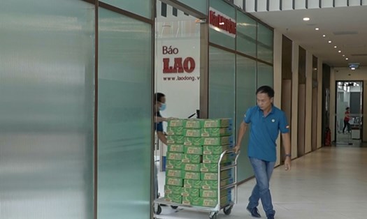 Trao gần 500 thùng sữa cho công nhân Đồng Nai nhân tháng công nhân. Ảnh: Hà Anh Chiến