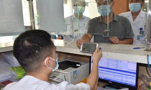 Người dân sử dụng ảnh thẻ BHYT trên ứng dụng VssID để đi khám chữa bệnh. Ảnh: BHXH Việt Nam