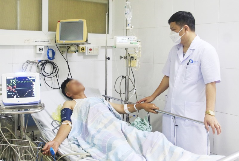 Sau 24h điều trị tích cực, bệnh nhân tỉnh táo, tự thở tốt, còn cảm giác tê tay, yếu chân và đau đầu. Ảnh: Bệnh viện  Bãi Cháy