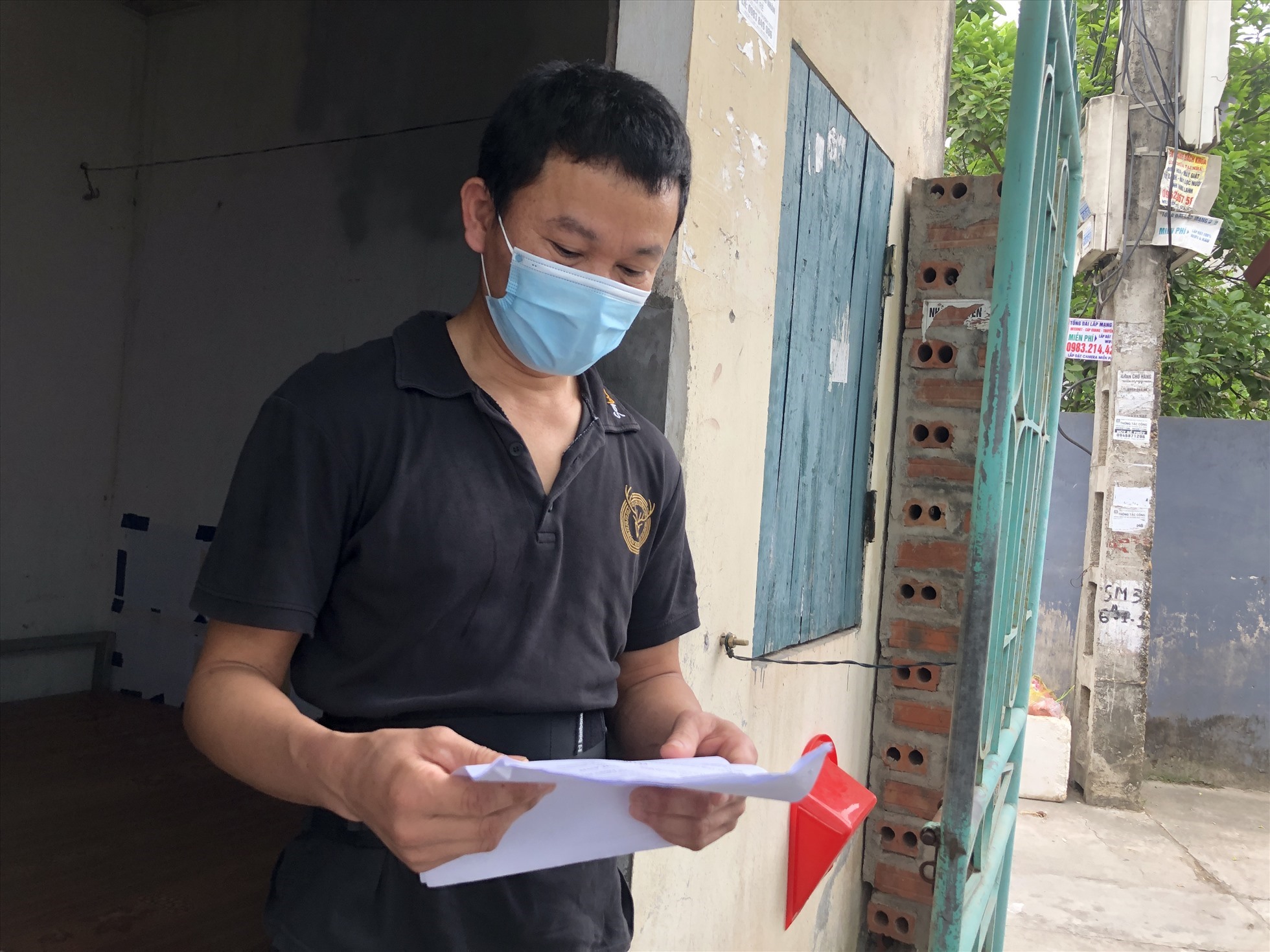 Anh Nguyễn Văn Hợp luôn chăm chỉ làm việc để kiếm tiền nuôi các con. Ảnh: Hạnh - Hân