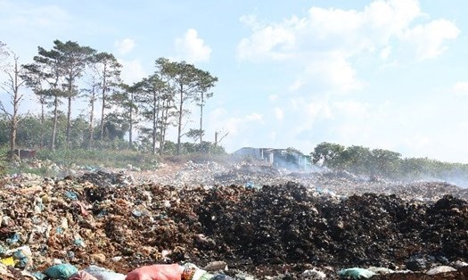 Bãi rác thải sinh hoạt khổng lồ ở trên đỉnh đồi bon Đắk B'lao, ở thị trấn Kiến Đức, huyện Đắk R'lấp (Đắk Nông) bị quá tải nghiêm trọng. Ảnh: Phan Tuấn