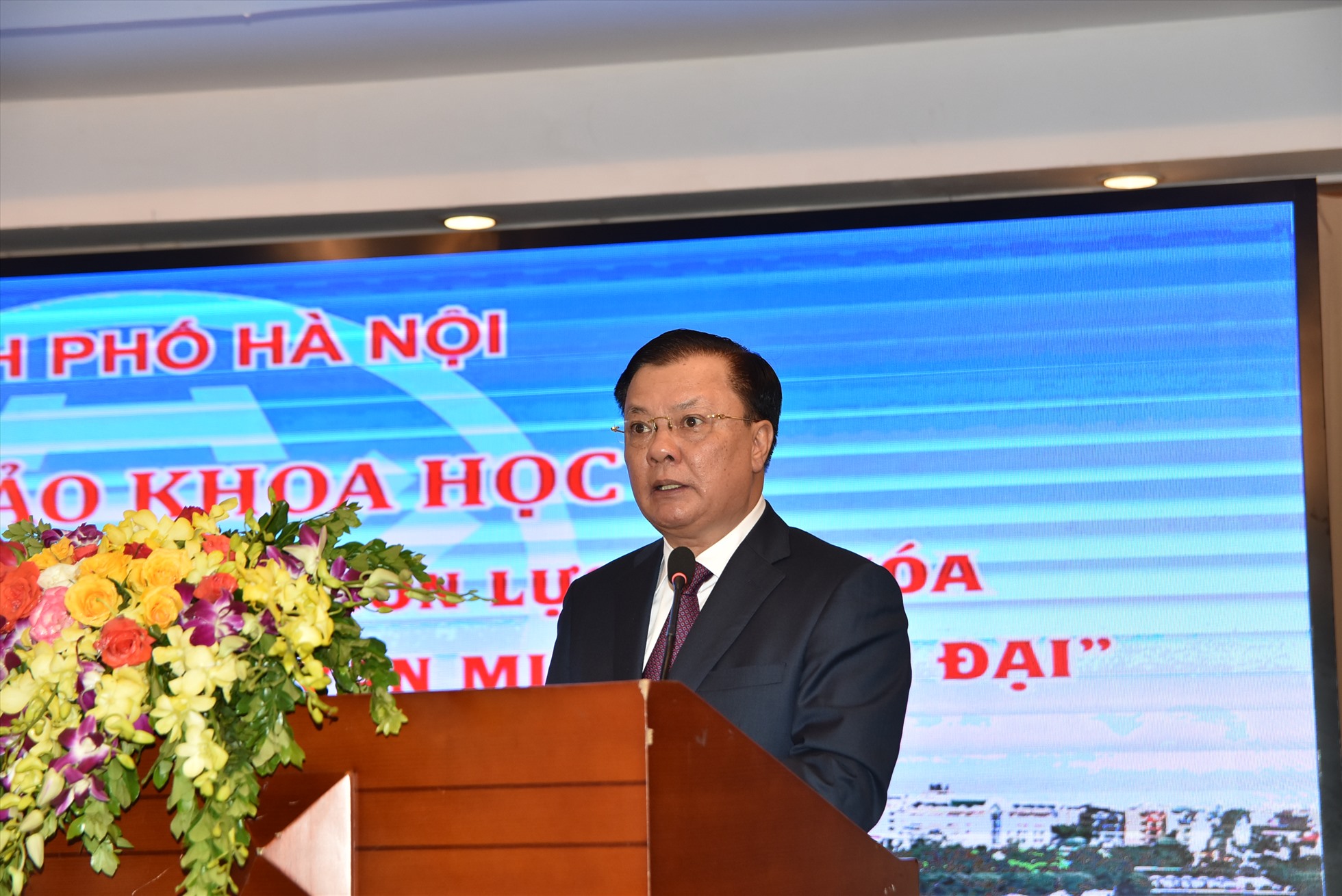 Bí thư Thành ủy Hà Nội Đinh Tiến Dũng đọc diễn văn khai mạc hội nghị. Ảnh: Vũ Long