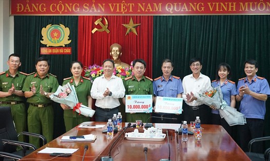 Lãnh đạo Quận ủy, UBND quận Hải Châu, Đà Nẵng khen thưởng cho các lực lượng tham gia phá án ma túy. Ảnh: Khánh Ngọc