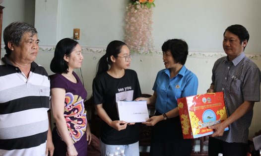 Lãnh đạo LĐLĐ tỉnh Khánh Hoà đến thăm, động viên và trao phần quà hỗ trợ nữ đoàn viên bị nạn. Ảnh: Phương Linh