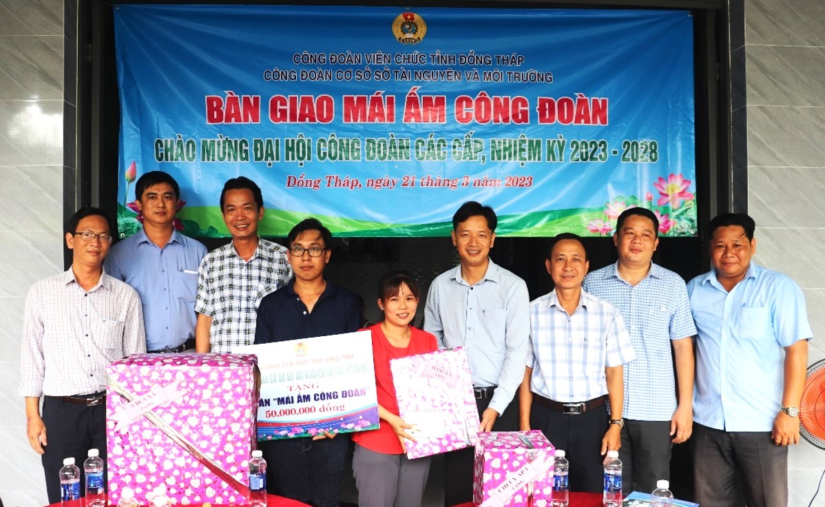Lãnh đạo Công đoàn Viên chức tỉnh Đồng Tháp, LĐLĐ huyện Cao Lãnh, đơn vị hỗ trợ và chính quyền địa phương chụp ảnh lưu niệm cùng gia đình chị Trương Thị Thu Hiền tại buổi bàn giao Mái ấm Công đoàn. Ảnh: Lưu Hùng