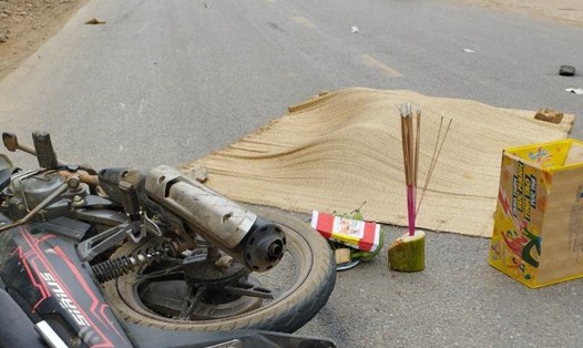 Hiện trường vụ tai nạn trên Quốc lộ 12B đoạn qua huyện Tân Lạc, tỉnh Hòa Bình. Ảnh: CTV.