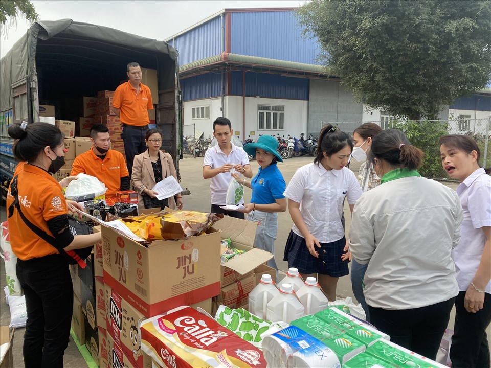 “Xe siêu thị đoàn viên Công đoàn” phục vụ công nhân lao động khó khăn thuộc ngành Dệt - May Hà Nội. Ảnh: Hải Yến