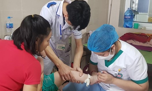 Tỉ lệ trẻ em trên địa bàn tỉnh Ninh Bình nhập viện do cúm A từ đầu tháng 3 đến nay tăng cao. Ảnh: Diệu Anh