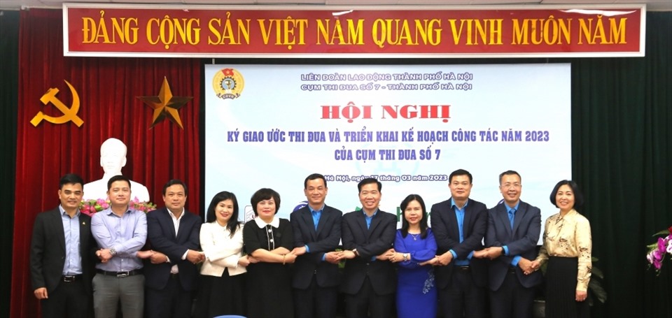 Các đơn vị trong Cụm thi đua số 7 Liên đoàn Lao động Thành phố Hà Nội ký kết Giao ước thi đua năm 2023. Ảnh: Đinh Luyện/LĐLĐ TP Hà Nội