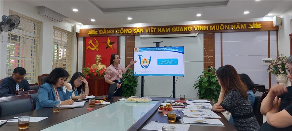 Xét chọn thiết kế biểu trưng Đại hội V Công đoàn quận Long Biên. Ảnh: CĐLB