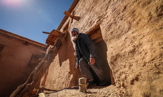 Lahcen Boutirane - người bảo vệ nhà kho chung ở Ait Kine, Morocco. Ảnh: AFP
