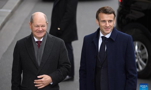 Tổng thống Pháp Emmanuel Macron (phải) và Thủ tướng Đức Olaf Scholz tới dự lễ kỷ niệm 60 năm hòa giải Pháp - Đức tại Paris, Pháp, ngày 22.1.2023. Ảnh: Xinhua