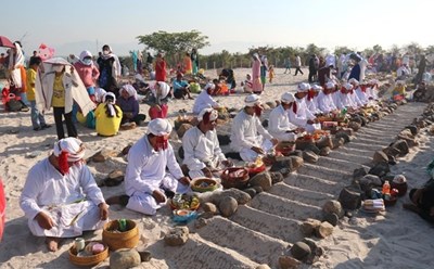 Đồng bào Chăm ở Bình Thuận thực hiện các nghi thức cúng trong Lễ tảo mộ của Tết Ramưwan. Ảnh: TTXVN