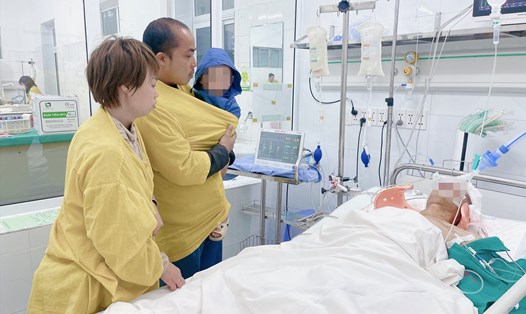 Gia đình người hiến tạng thứ 100 tại Bệnh viện Việt Đức xúc động trong giây phút tiễn biệt người thân. Ảnh: Bệnh viện Việt Đức cung cấp