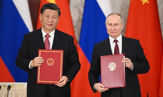 Chủ tịch Trung Quốc Tập Cận Bình (trái) và Tổng thống Nga Vladimir Putin trao đổi văn kiện hợp tác, ngày 21.3.2023, tại Mátxcơva, Nga. Ảnh: Sputnik/Kremlin
