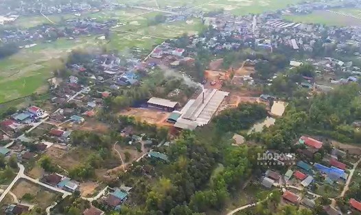 Nhà máy gạch của Công ty TNHH Duyên Hùng được xây dựng giữa khu dân cư tại Bản Bánh, xã Thanh Xương, huyện Điện Biên. Ảnh: Thanh Bình