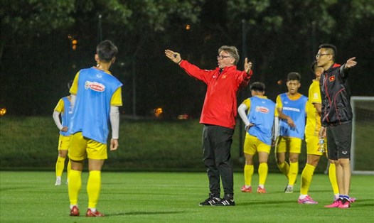 Huấn luyện viên Philippe Troussier và các học trò ở U23 Việt Nam sẽ ra sân lúc 2h45 ngày 23.3 (giờ Việt Nam). Ảnh: VFF