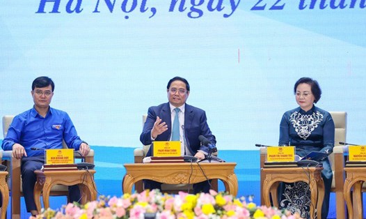 Thủ tướng Phạm Minh Chính trao đổi với thanh niên tại buổi đối thoại. Ảnh: VGP/Nhật Bắc
