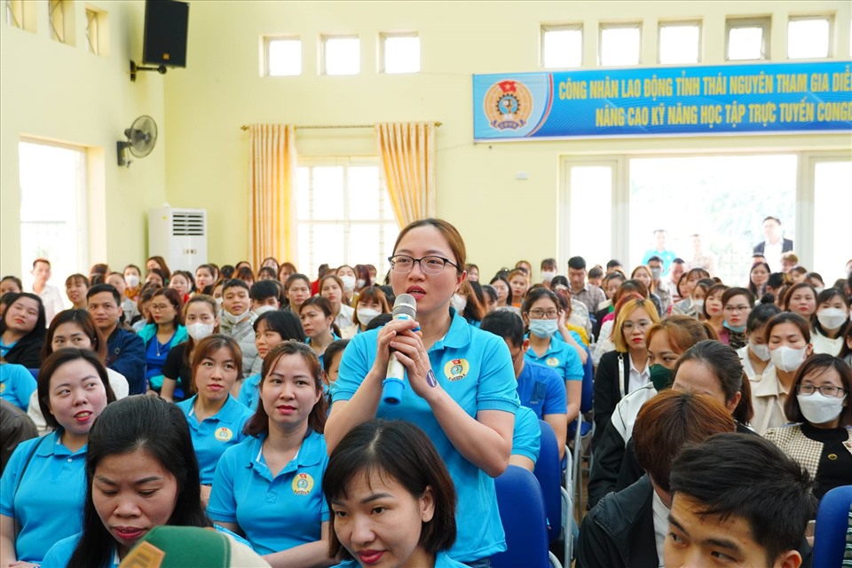 Công nhân lao động tỉnh Thái Nguyên tham gia tìm hiểu các chế độ liên quan đến chính sách, pháp luật lao động. Ảnh: Công đoàn Thái Nguyên