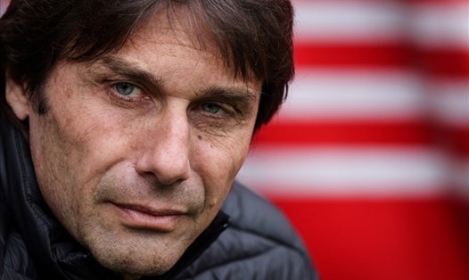 Ánh mắt đượm buồn của Conte trên băng ghế chỉ đạo trong trận thua Southampton. Ảnh: AFP