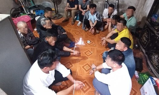 Bắt giữ 14 đối tượng đánh bạc bằng hình thức xóc đĩa tại thôn Khe Mai, xã Đoàn Kết, huyện Vân Đồn, tỉnh Quảng Ninh. Ảnh: Công an huyện Vân Đồn