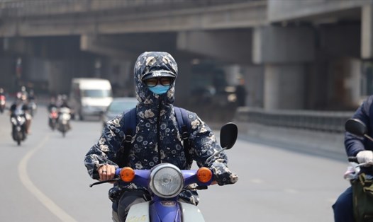 Hà Nội hôm nay 22.3 nhiệt độ tăng nhanh, người dân trùm kín mít khi lưu thông trên đường. Ảnh: Minh Hà.