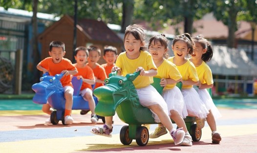 Trẻ em chơi đùa tại một trường mẫu giáo ở tỉnh Hà Bắc, Trung Quốc. Ảnh: Xinhua