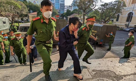 Bị cáo Lê Thị Tuyết bị áp giải vào phiên tòa. Ảnh: Anh Tú