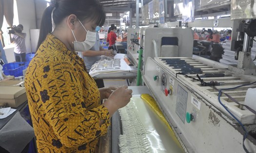 Lao động nữ làm việc trong doanh nghiệp dệt may. Ảnh minh hoạ: Bảo Hân