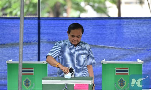 Thủ tướng Thái Lan Prayuth Chan-ocha bỏ phiếu trong cuộc trưng cầu dân ý về hiến pháp ở Bangkok, Thái Lan, ngày 7.8.2016. Ảnh: Xinhua