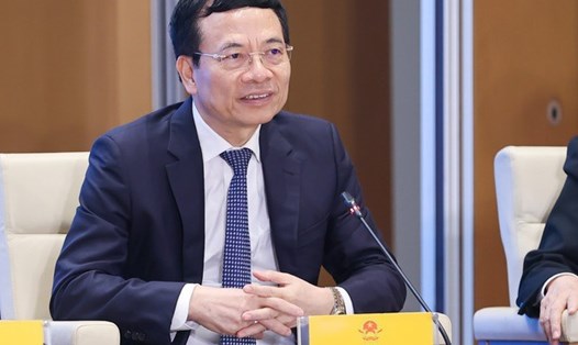 Bộ trưởng Nguyễn Mạnh Hùng đối thoại với thanh niên. Ảnh VGP/Nhật Bắc