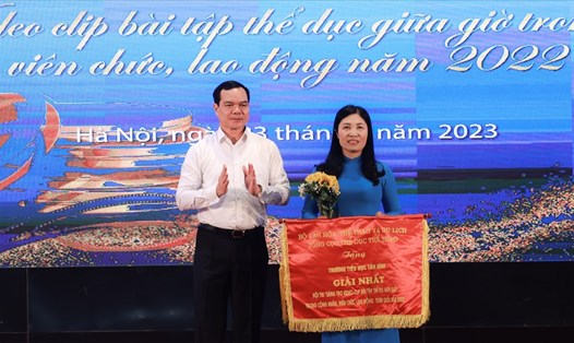 Chủ tịch Tổng Liên đoàn Lao động Việt Nam Nguyễn Đình Khang trao giải Nhất. Ảnh: Hải Nguyễn