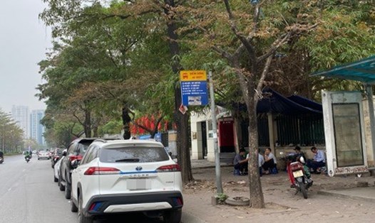 Ôtô dừng đỗ tại nơi dừng của xe buýt trên đường Tôn Thất Thuyết (quận Nam Từ Liêm). Ảnh chụp chiều 21.3. Ảnh: Phương Trang