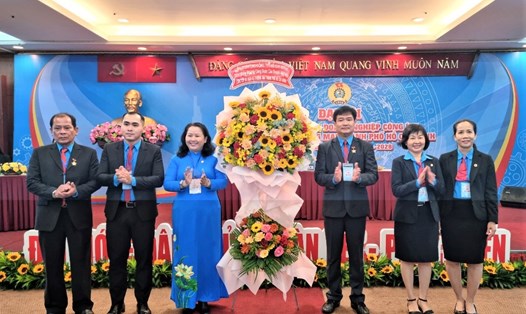 Bà Lê Thị Kim Thúy – Phó Chủ tịch LĐLĐ TP Hồ Chí Minh (thứ 3 từ trái qua) – tặng hoa chúc mừng Đại hội CĐ các doanh nghiệp công ích và dịch vụ thương mại TP Hồ Chí Minh nhiệm kỳ 2023 - 2028. Ảnh: Nam Dương