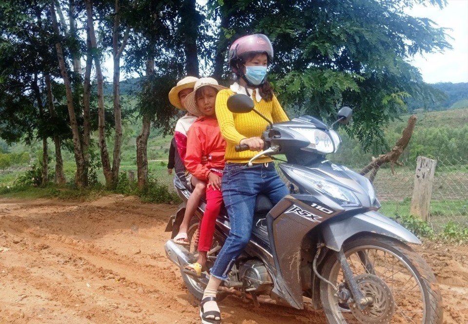 Giáo viên ở huyện Kbang, tỉnh Gia Lai xuống thôn xã đưa học sinh đến lớp. Ảnh: Thanh Tuấn