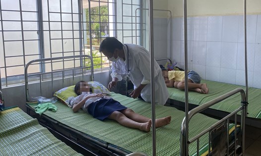 Một em học sinh bị ngộ độc sau khi chơi bóng bay đang được theo dõi tại Trung tâm y tế Krông Ana, tỉnh Đắk Lắk. Ảnh: Bảo Trung