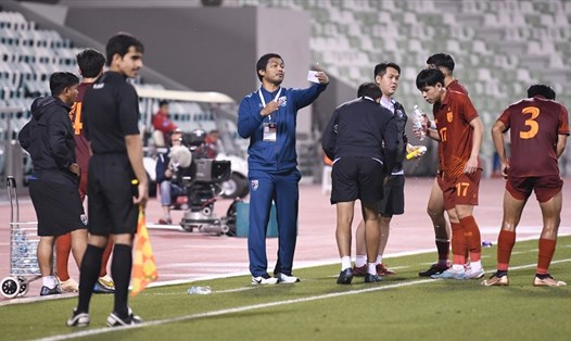 Huấn luyện viên Issara Sritaro không quá vui mừng dù U23 Thái Lan có trận hòa 2-2 trước U23 Saudi Arabia. Ảnh: FAT
