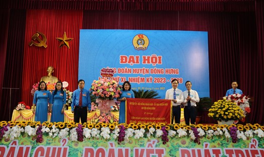 Lãnh đạo Huyện ủy, UBND huyện Đông Hưng tặng cờ LĐLĐ huyện. Ảnh: Bá Mạnh