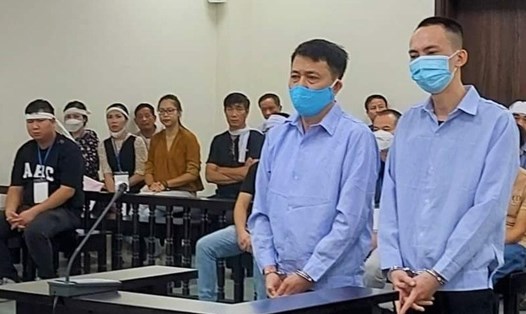 Ninh và Sơn (từ trái qua) tại phiên toà sơ thẩm xét xử về hành vi đánh chết người. Ảnh: Việt Dũng