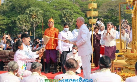 Quốc vương Campuchia thực hiện nghi thức thắp đuốc tại tại đền Angkor Wat hôm 21.3. Ảnh: Cambodia2023.com