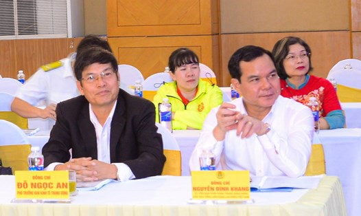 Uỷ viên Trung ương Đảng, Chủ tịch Tổng Liên đoàn Lao động Việt Nam Nguyễn Đình Khang (bên phải) và Phó trưởng Ban Kinh tế Trung ương Đỗ Ngọc An. Ảnh: Hải Nguyễn