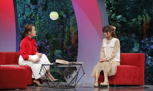 Cô gái xương thủy tinh Trịnh Thị Liên là khách mời trong chương trình "Trạm yêu thương". Ảnh: VTV