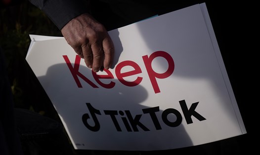 Một người giơ tấm biển phản đối lệnh cấm TikTok ở Đồi Capito, Washington DC, Mỹ, vào ngày 22.3.2023. Ảnh: AFP