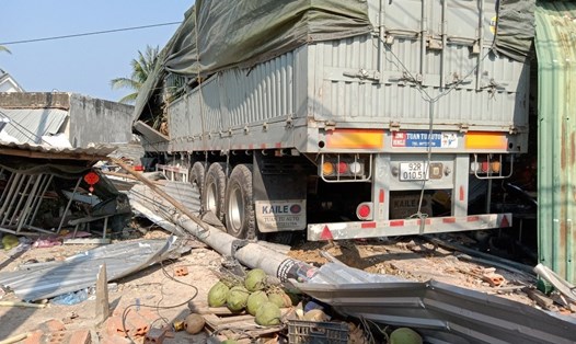 Hiện trường xe tải mất lái lao vào nhà dân tại Khánh Hoà. Ảnh: Phương Linh