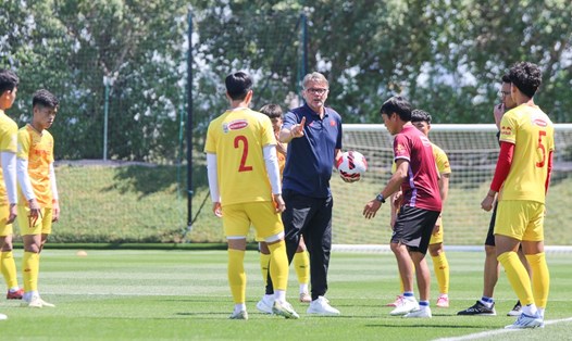 Huấn luyện viên Troussier cùng U23 Việt Nam rút kinh nghiệm trên sân tập. Ảnh: VFF
