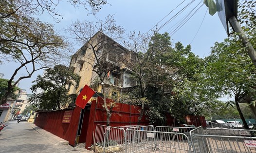 21 hộ dân quyết bám trụ chung cư ở Hà Nội bị quây tôn, cảnh báo nguy hiểm. Ảnh: Nguyễn Thúy