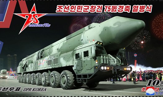 Con tem bưu chính được phát hành ở Triều Tiên do KCNA công bố ngày 23.3 có hình minh họa tên lửa đạn đạo liên lục địa trong cuộc duyệt binh gần đây ở Bình Nhưỡng. Ảnh: AFP/KCNA
