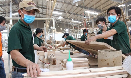 Doanh nghiệp sản xuất đồ gỗ ở Bình Dương vẫn gặp nhiều khó khăn. Ảnh: Đình Trọng
